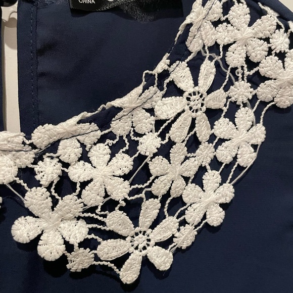 SHEIN sleeveless Top with crochet white lace collar - Picture 3 of 5